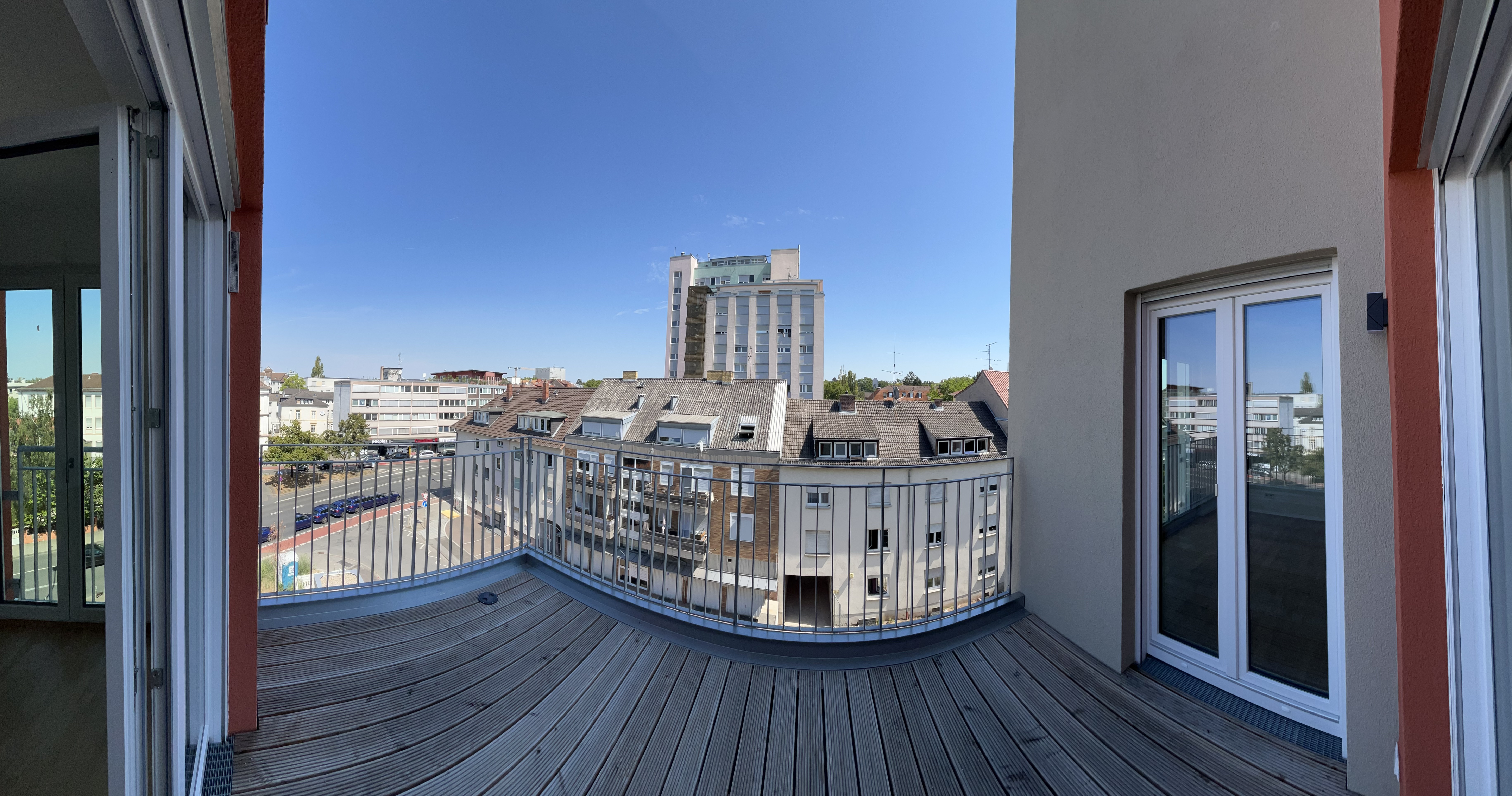 Balkon mit offenem Himmelblick